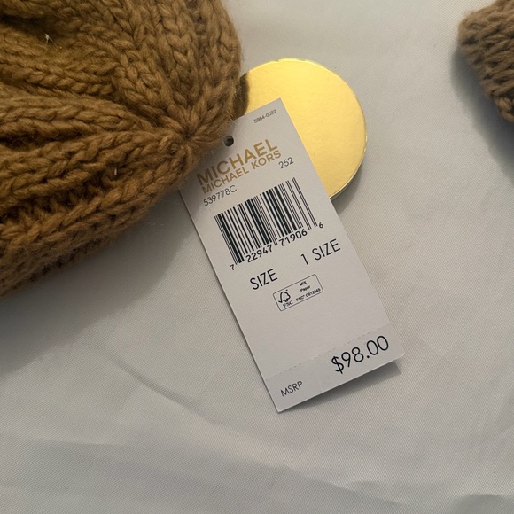 Michael Kors 2-Piece Cable Knit Scarf and Beanie Hat Gift Set in Camel - Picture 4 of 5